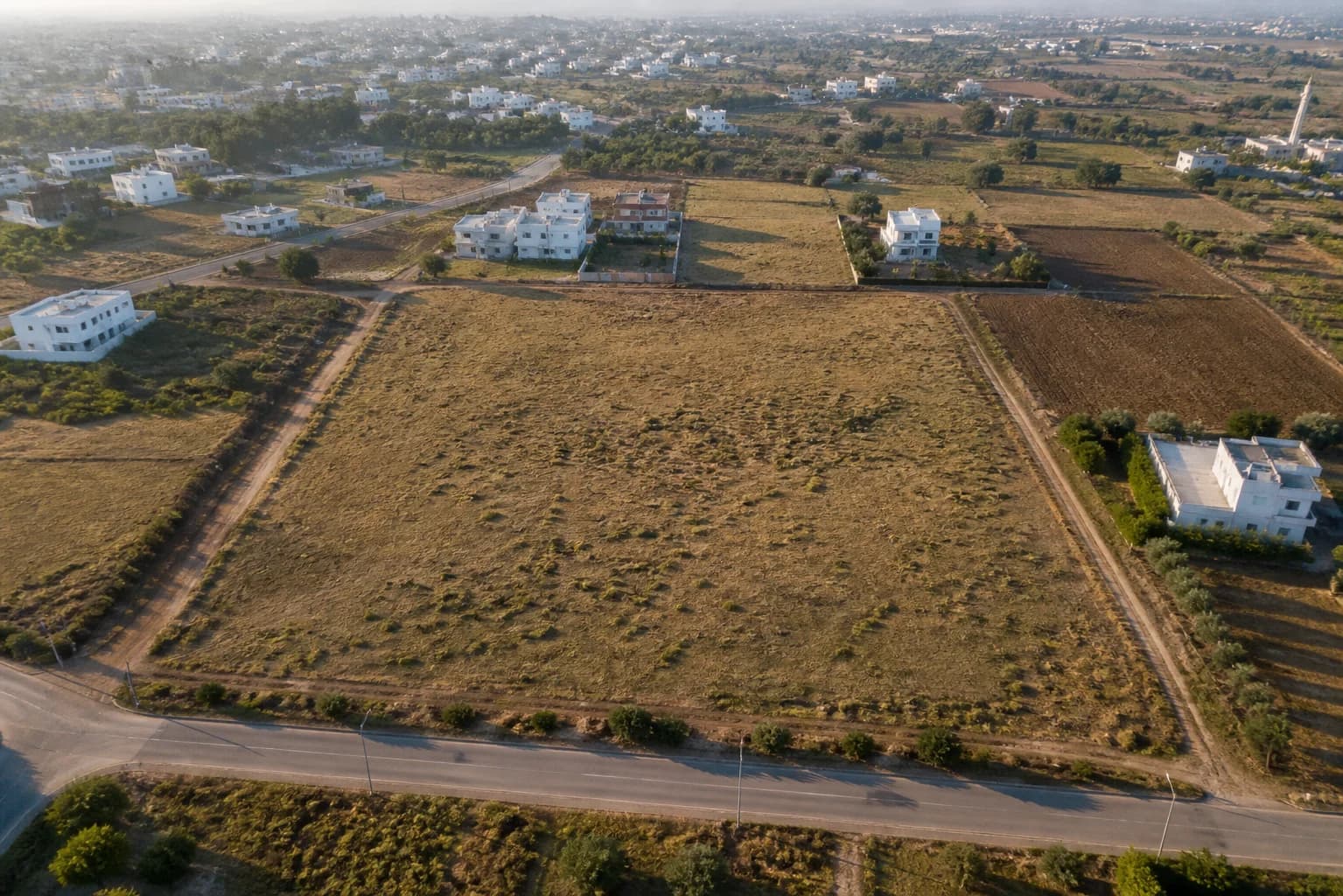 Vue aérienne d'une parcelle carrée dans le Grand Casablanca